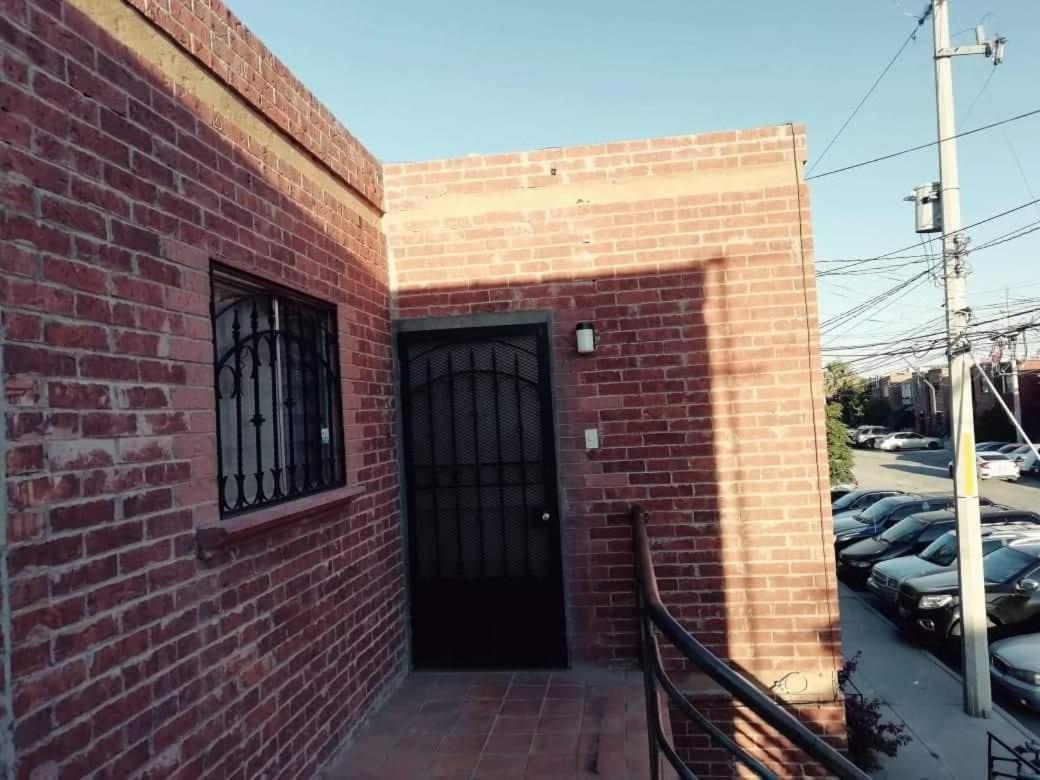 Departamento Equipado á 3 minutos del Consulado americano Manuel F. Martínez Esterno foto