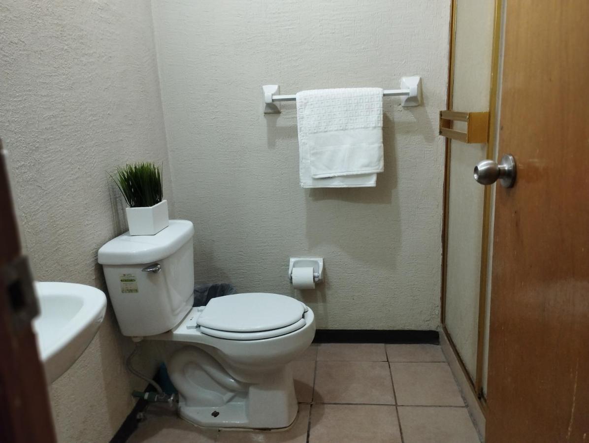 Departamento Equipado á 3 minutos del Consulado americano Manuel F. Martínez Esterno foto